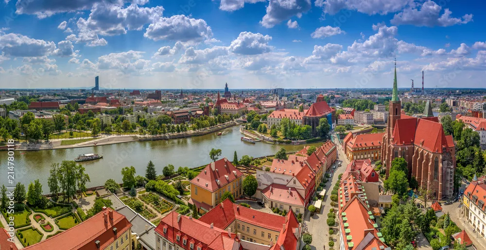 Fototapeta Widok z lotu ptaka na centrum miasta, rzekę oraz żeglujące statki - Wrocław, Polska