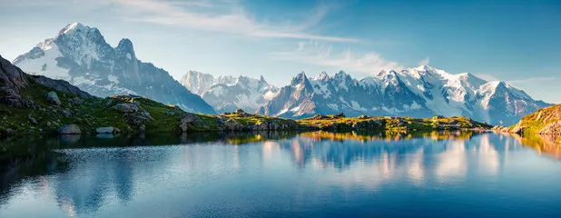 Fototapeta Kolorowa letnia panorama jeziora Lac Blanc z Mont Blanc (Monte Bianco) w tle