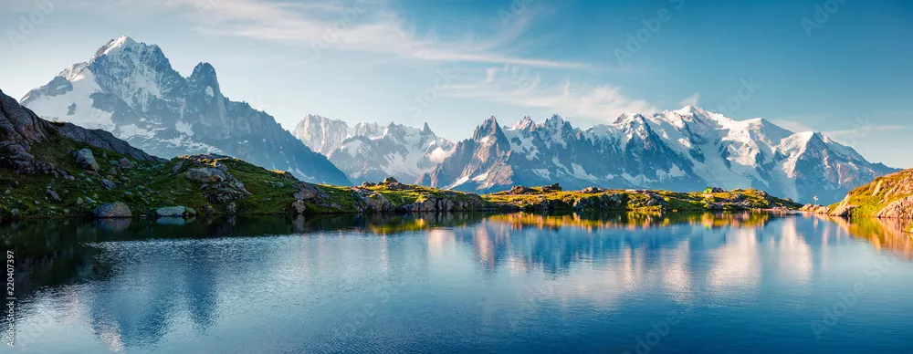 Fototapeta Kolorowa letnia panorama jeziora Lac Blanc z Mont Blanc (Monte Bianco) w tle