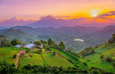 Fototapeta Kisoro Uganda piękny zachód słońca nad górami i wzgórzami pastwisk i farm w wioskach Ugandy. Niesamowite kolorowe niebo i niesamowity krajobraz, aby podróżować i podziwiać piękno przyrody w Afryce