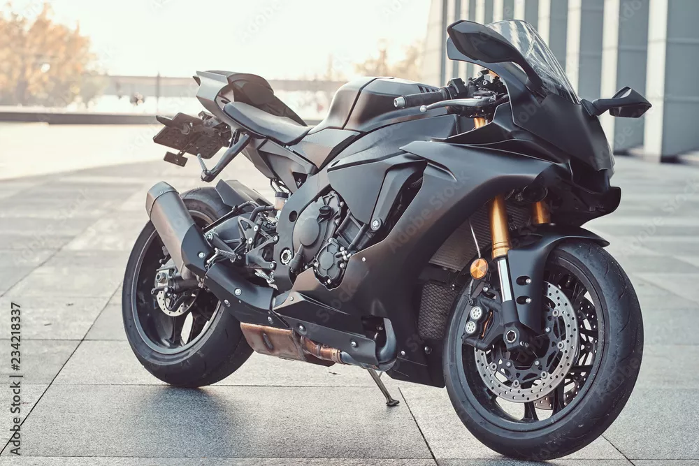 Fototapeta Zakończenie fotografia czarny superbike na zewnątrz blisko budynku.