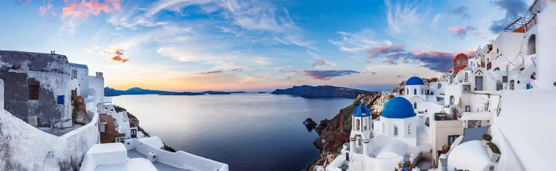 Fototapeta Piękny panorama widok Santorini wyspa w Grecja przy wschodem słońca z dramatycznym niebem.