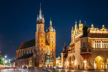 Fototapeta Kraków, Polska. Wieczorem w nocy widok na bazylikę Mariacką i Cl