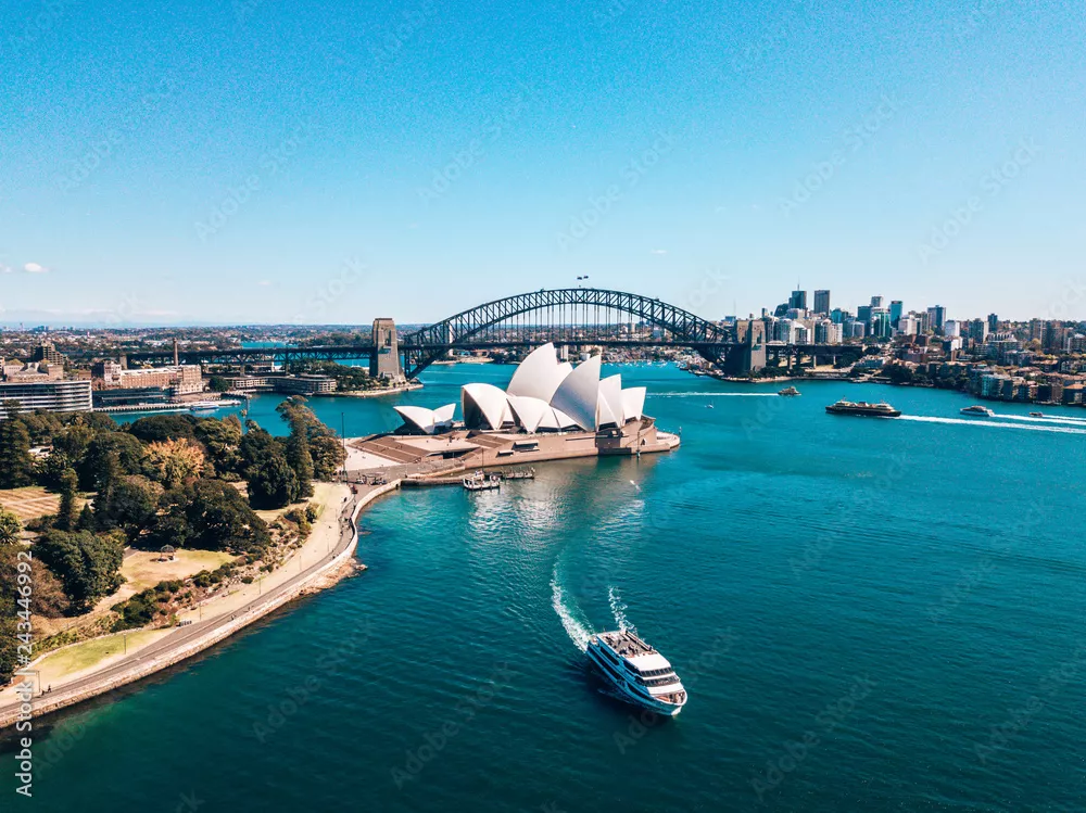 Fototapeta 10 stycznia 2019 r. Sydney, Australia. Krajobrazowy widok z lotu ptaka opery w Sydney w pobliżu centrum biznesowego Sydney wokół portu.