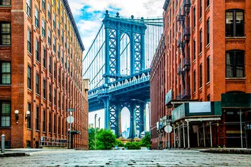 Fototapeta Manhattan Bridge między Manhattanem a Brooklynem nad East River widziany z wąskiej uliczki otoczonej dwoma ceglanymi budynkami w słoneczny dzień na Washington Street w Dumbo, Brooklyn, Nowy Jork