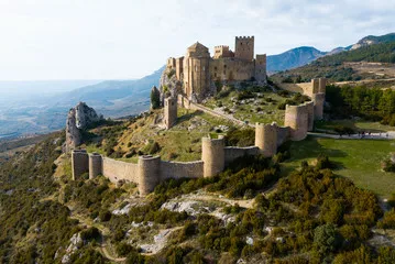 Fototapeta Widok z góry zamku Castillo de Loarre. Prowincja Huesca. Aragon. Hiszpania