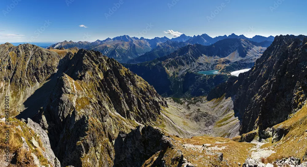 Fototapeta Panorama Przedniego Stawu i Wielkiego Stawu Polskiego oraz schroniska w Dolinie Pięciu Stawów Polskich, Tatry