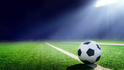 Fototapeta Tradycyjna piłka nożna oświetlona światłami stadionu