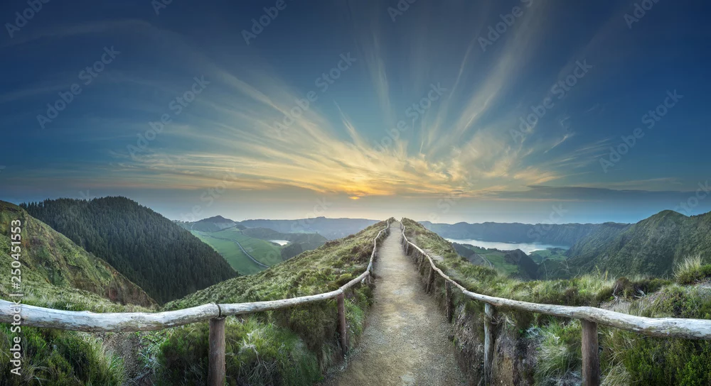 Obraz Ścieżka ku Nowemu Początkowi