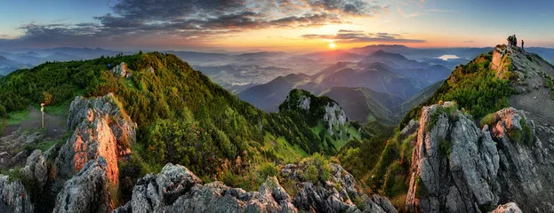 Fototapeta Górska dolina podczas wschodu słońca. Naturalny krajobraz lato na Słowacji