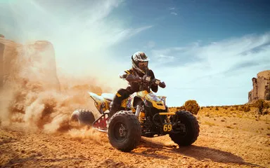 Obraz motocyklisty na quadzie w pustynnym terenie