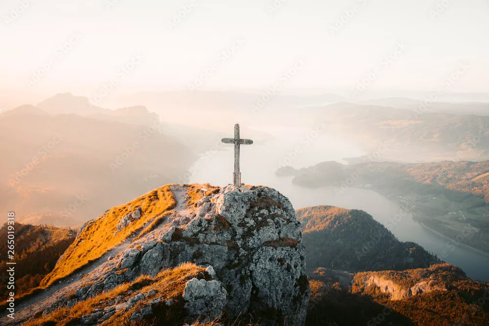 Obraz Majestatyczny Krzyż na Górskim Szczycie o Świcie