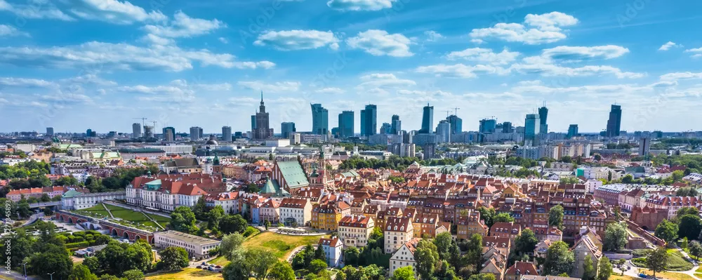 Fototapeta Panorama z lotu ptaka Warszawa, Polska nad Wisłą i centrum miasta w odległości