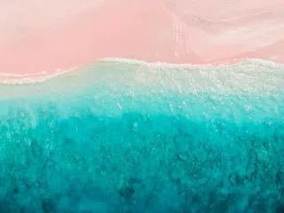 Fototapeta Tropikalna różowa plaża z błękitnym oceanem. Wyspy Komodo