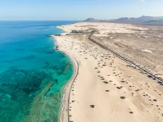 Obraz Panoramiczny widok z drona pod dużym kątem na Park Narodowy Corralejo (Parque Natural de Corralejo) z wydmami położonymi w północno-wschodnim narożniku wyspy Fuerteventura, Wyspy Kanaryjskie, Hiszpania.