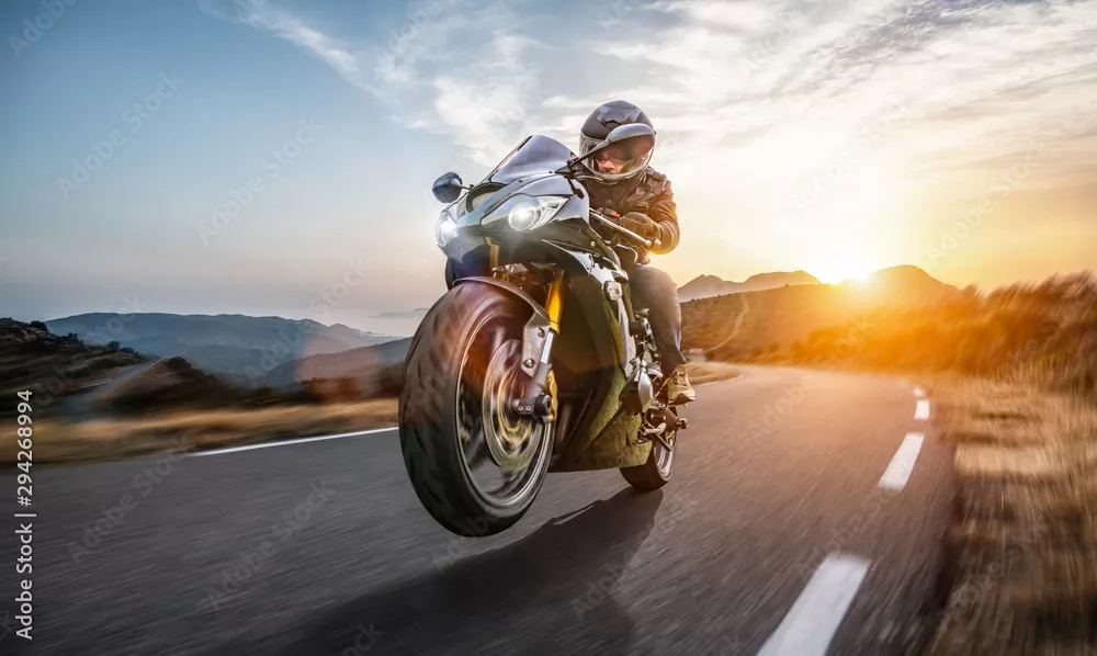Obraz Szybki motocykl na jeździe po wybrzeżu. dobrze się bawiąc pustą autostradą podczas podróży motocyklowej