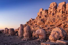 Fototapeta Starożytne Piękno Góry Nemrut: Monumentalny Cud Natury
