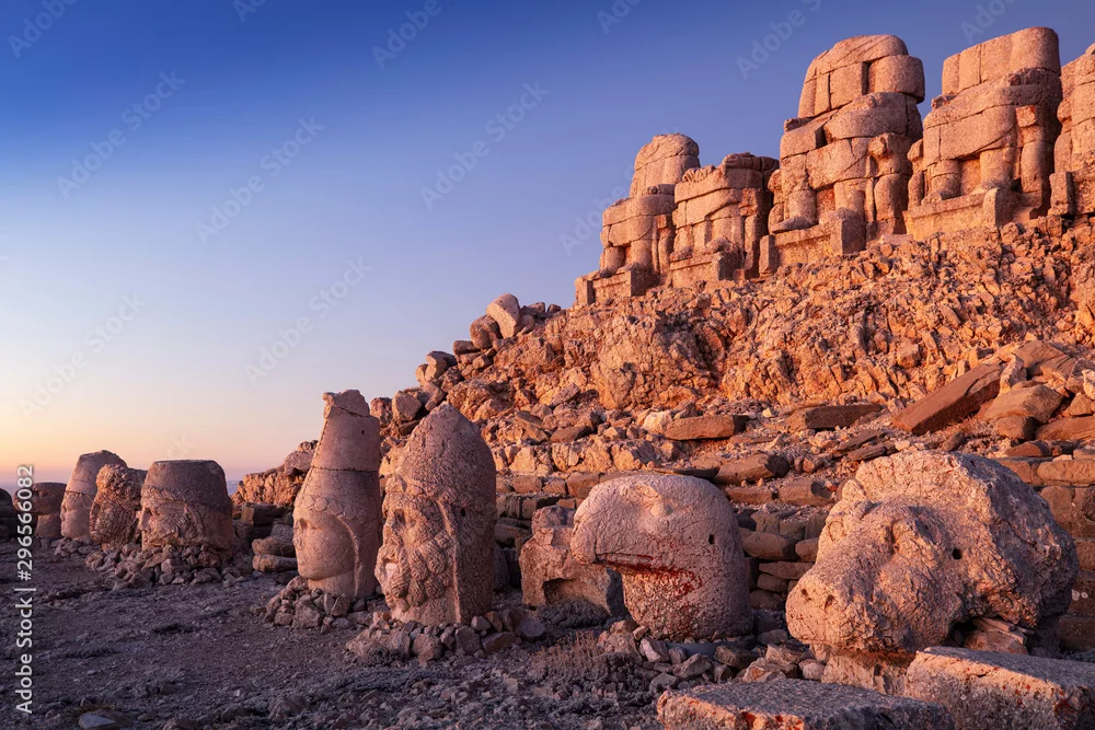Fototapeta Starożytne Piękno Góry Nemrut: Monumentalny Cud Natury