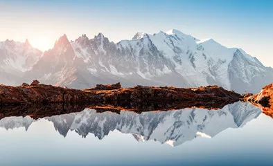 Fototapeta Niesamowity widok czystej wody i odbicia nieba nad jeziorem Chesery (Lac De Cheserys) we francuskich Alpach. Góry Monte Bianco na tle. Fotografia krajobrazowa, Chamonix.
