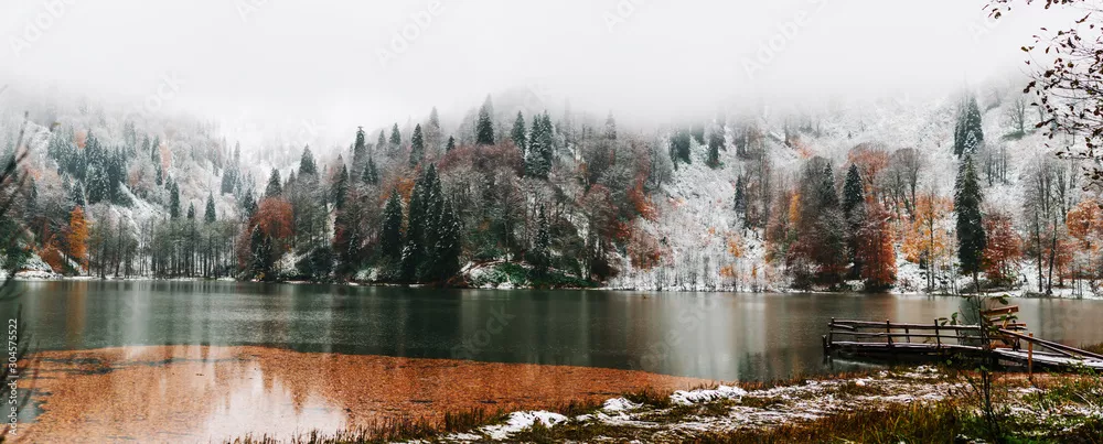 Fototapeta Zimowy Spokój nad Jesiennym Jeziorem
