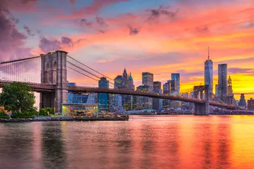 Obraz Zapierający dech w piersiach zachód słońca nad Nowym Jorkiem: Widok na Brooklyn Bridge