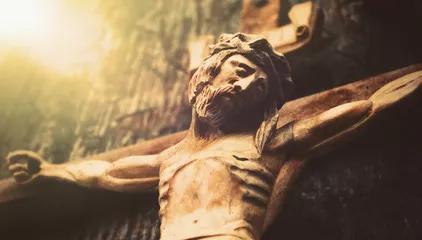 Fototapeta Antyczny drewniany posąg ukrzyżowanego Jezusa Chrystusa na ciemnym tle drewnianych