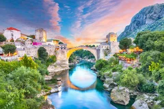 Obraz Mostar: Urokliwe Zachody Słońca nad Starym Mostem