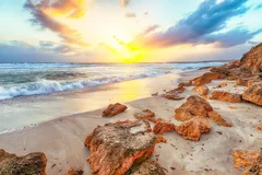 Obraz Malowniczy Zachód Słońca nad Skalistej Plaży