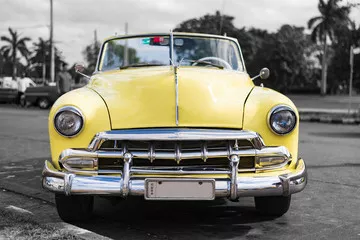 Fototapeta Frontview Colorkey of Old Yellow American Classic Car na Kubie Hawana
