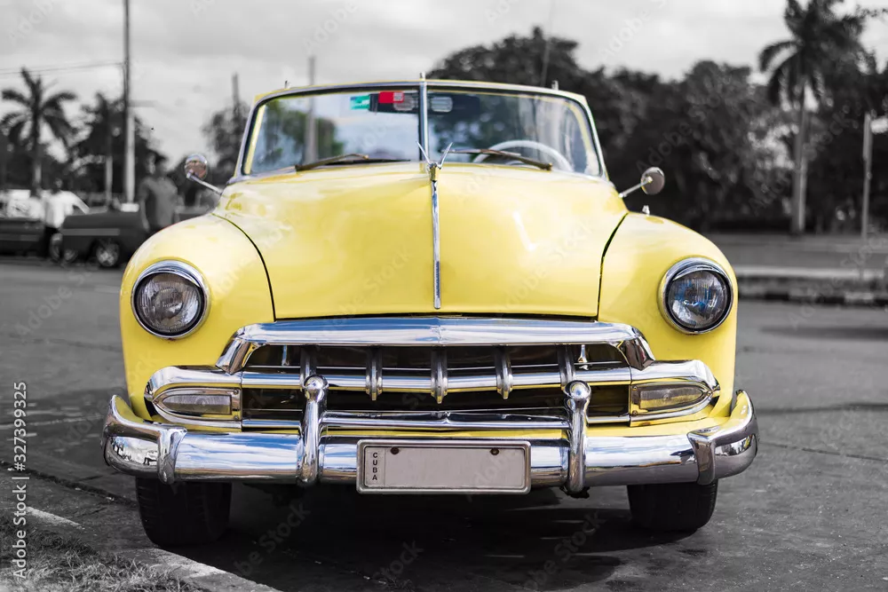 Fototapeta Frontview Colorkey of Old Yellow American Classic Car na Kubie Hawana