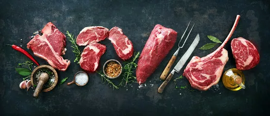 Obraz Różnorodne steki z surowego mięsa wołowego do grillowania z przyprawami i naczyniami
