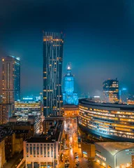Obraz Nocna Panorama Warszawy: Nowoczesne Wieżowce i Rozświetlone Ulice
