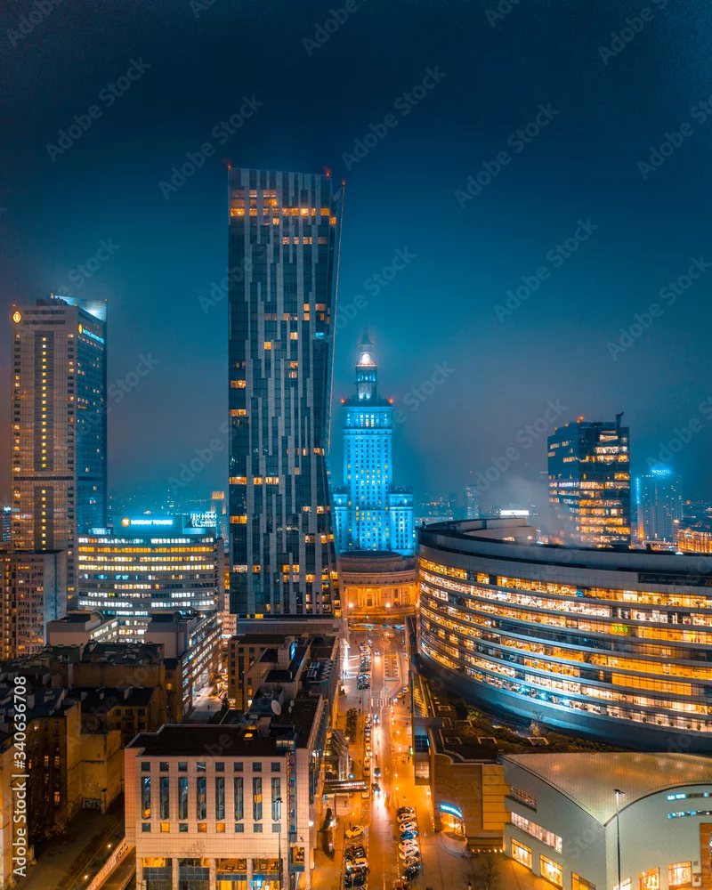 Obraz Nocna Panorama Warszawy: Nowoczesne Wieżowce i Rozświetlone Ulice