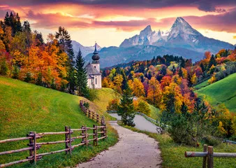 Fototapeta Słynny obraz Bawarii z kościołem Marii Gern ze szczytem Hochkalter w tle. Fantastyczny jesienny wschód słońca w Alpach. Wspaniały wieczorny krajobraz niemieckiej wsi. Podróżowanie koncepcja tło.