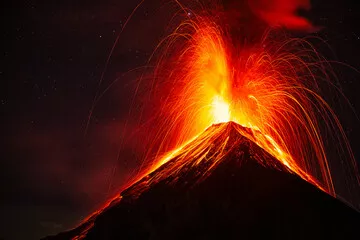 Obraz Nocna erupcja wulkanu ognia, Gwatemala