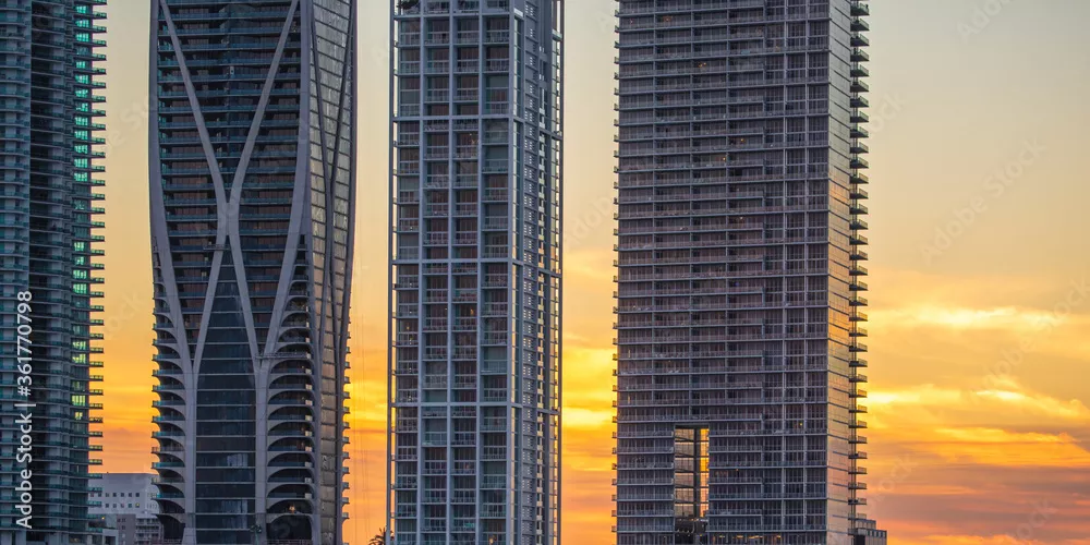 Obraz Nowoczesne Wieżowce w Blasku Zachodzącego Słońca