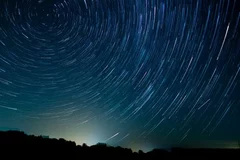 Obraz Nocne Niebo Pełne Gwiazd: Magiczna Obrót Ziemi