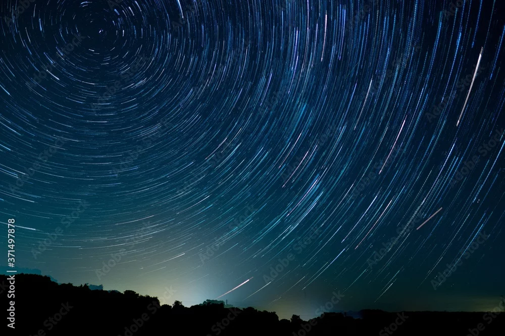 Obraz Nocne Niebo Pełne Gwiazd: Magiczna Obrót Ziemi