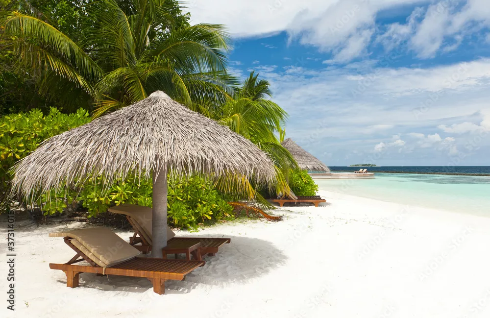 Obraz Odpoczynek w Rajskim Zakątku: Biała Plaża i Lazurowe Morze