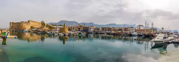 Obraz Port i Zamek w Kyrenii: Malownicza Panorama