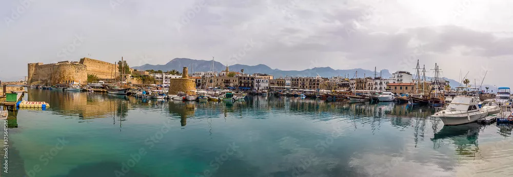 Obraz Port i Zamek w Kyrenii: Malownicza Panorama