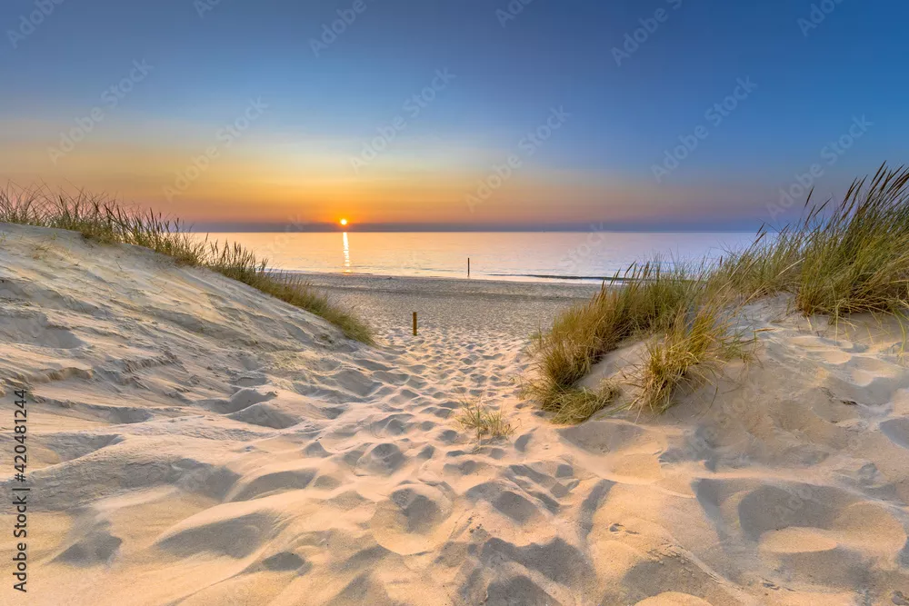 Obraz Malowniczy Zachód Słońca nad Piaszczystą Plażą