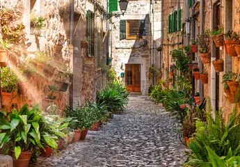 Fototapeta Valldemossa Plant Street Alley z rozbłyskiem słońca latem