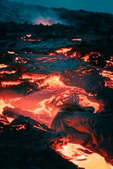 Fototapeta Atmosferyczny widok z bliska płynnej lawy na miejscu erupcji wulkanu w Geldingadalir na Islandii-czerwca 2021