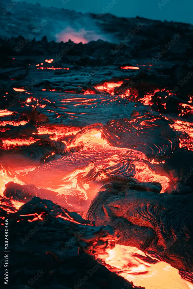 Fototapeta Atmosferyczny widok z bliska płynnej lawy na miejscu erupcji wulkanu w Geldingadalir na Islandii-czerwca 2021