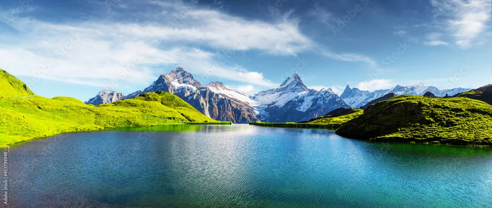Fototapeta Majestatyczne Jezioro w Alpejskiej Ciszy