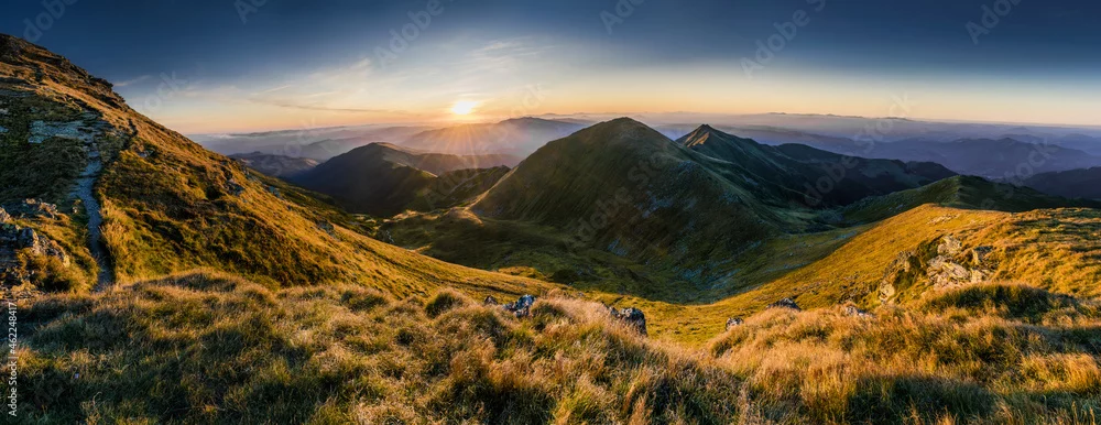 Fototapeta Magia Górskiego Świtu: Panorama dla Twojego Wnętrza
