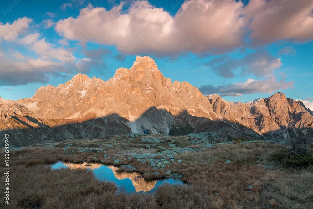 Obraz Krajobraz alpejski, grupa Pale di San Martino, Trydent Górna Adyga, Włochy. Niesamowite góry Dolomiti podczas zachodu słońca. Światowe dziedzictwo UNESCO. Jesień lub lato, wędrówki po górach.
