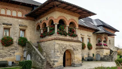 Fototapeta Urok Historycznej Architektury: Kwiatowe Detale
