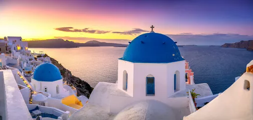 Fototapeta Malowniczy zachód słońca na słynnym kurorcie widokowym nad miastem Oia na wyspie Santorini, Grecja, Europa. słynny krajobraz podróżniczy. Wakacje. Tło koncepcji podróży.